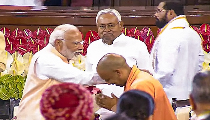 PM Modi patted CM Yogi on the back