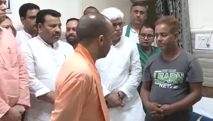 CM Yogi met the injured in Hathras accident