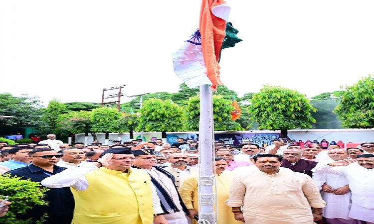 CM Dhami hoisted the flag