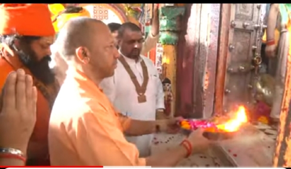 CM Yogi bowed his head at the feet of Ramlala