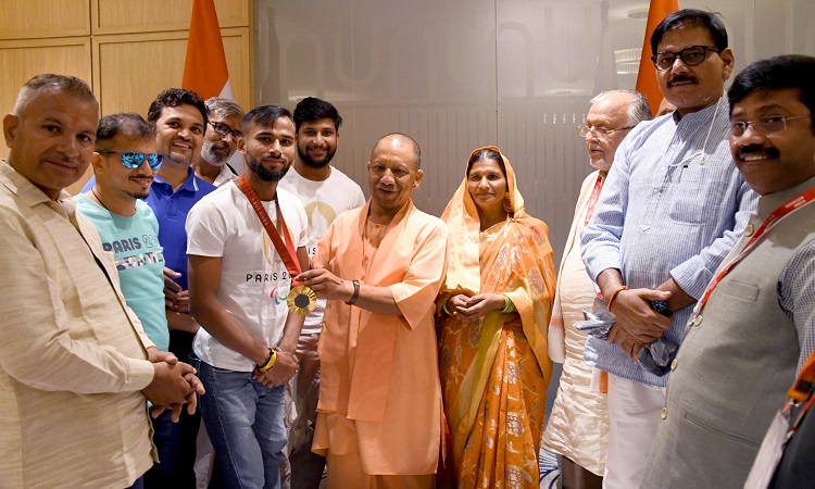 CM Yogi met Paris Paralympics gold medalist Praveen Kumar