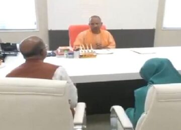 CM Yogi met the victim's family of Bahraich violence