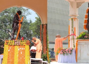 CM Yogi paid homage to Bapu and Lal Bahadur Shastri