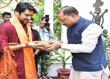 CM Vishnudev took blessings from Dhirendra Shastri