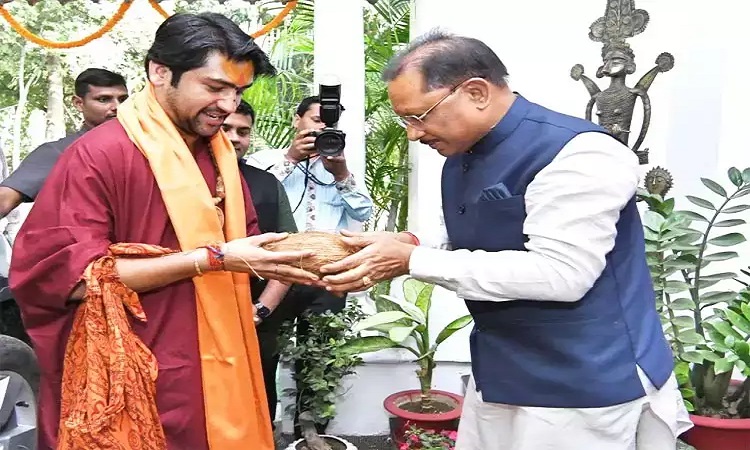 CM Vishnudev took blessings from Dhirendra Shastri