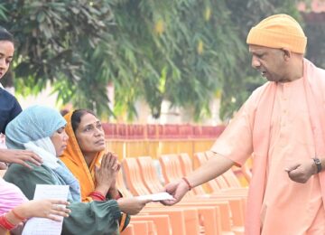 CM Yogi heard the problems of 200 people