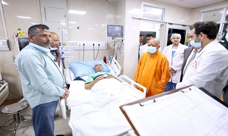 CM Yogi Reached PGI To Know The Condition Of Acharya Satyendra Das